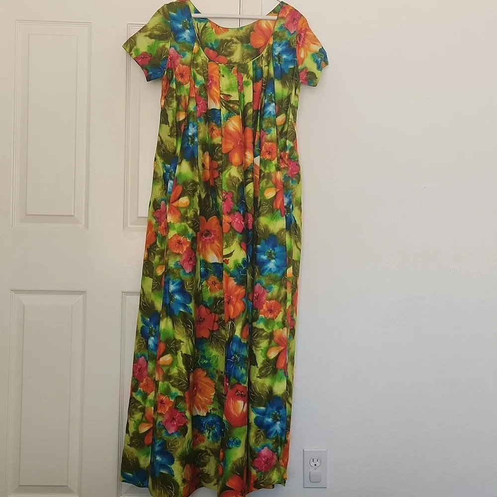 Alice Plynesian Vintage Floral Shortsleeve Maxi Front Slit Pleated Back Medium